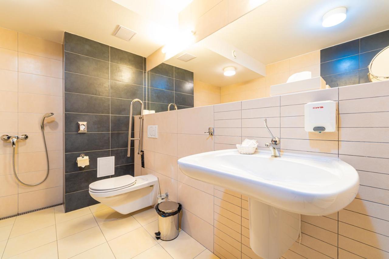 Hotel Ali Baba Humenné Екстериор снимка