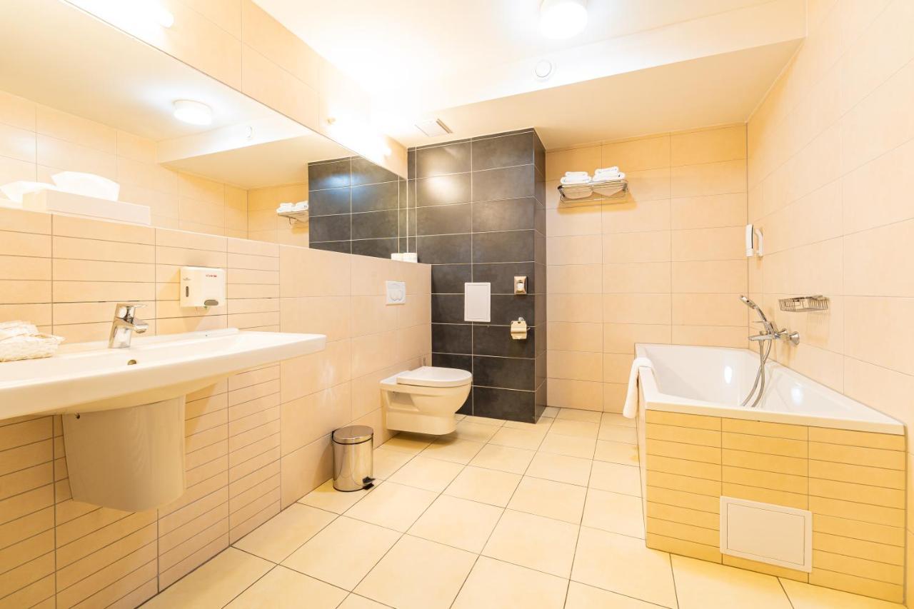 Hotel Ali Baba Humenné Екстериор снимка