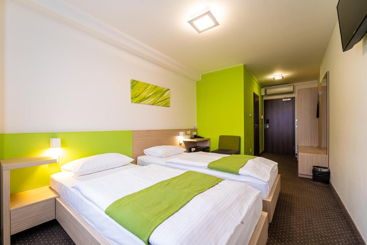 Hotel Ali Baba Humenné Екстериор снимка